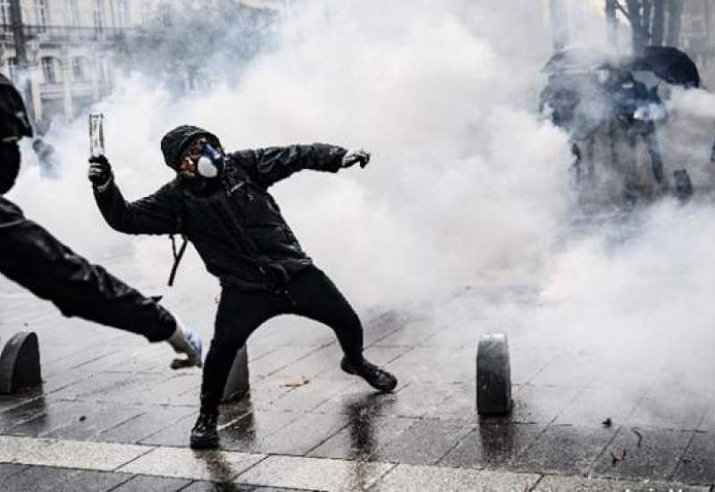 اعتراضات فرانسه ادامه دارد؛ ماکرون: استعفا نمی‌دهم