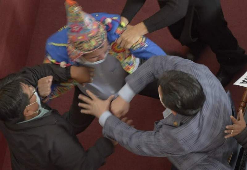 (فیلم) بزن بزن نمایندگان در پارلمان بولیوی
