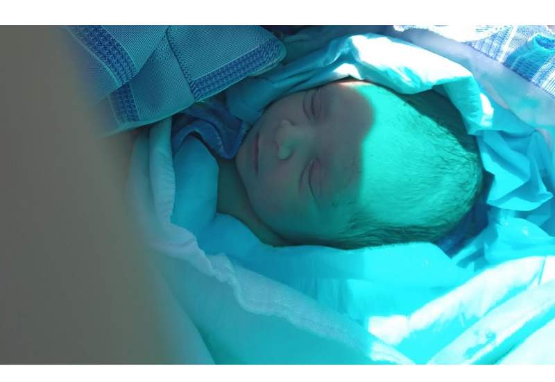 تولد نوزاد پسر با تلاش کارشناسان اورژانس هوایی در مارگون + تصاویر