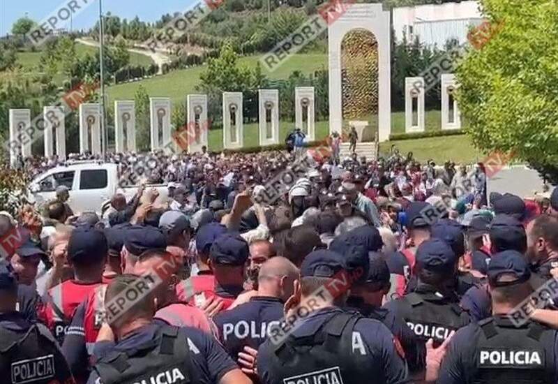 عملیات مبارزه با تروریسم پلیس آلبانی علیه گروهک منافقین / ده‌ها تن از منافقین بازداشت و ۳۶ تن زخمی شدند