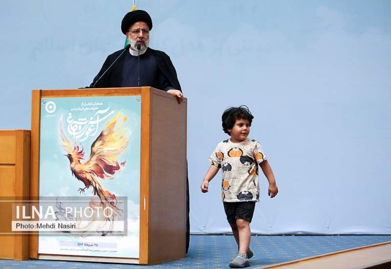 (تصاویر) شیطنت یک کودک هنگام سخنرانی رئیسی