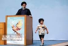 (تصاویر) شیطنت یک کودک هنگام سخنرانی رئیسی