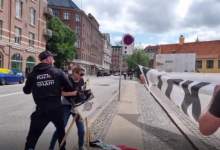 (فیلم) تلاش یک زن برای جلوگیری از آتش زدن قرآن در دانمارک  