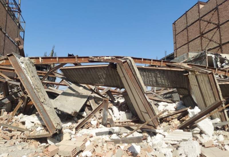 ۱۱ مصدوم در حادثه ریزش ساختمان / نیروهای پلیس و شهرداری زیر آوار + عکس