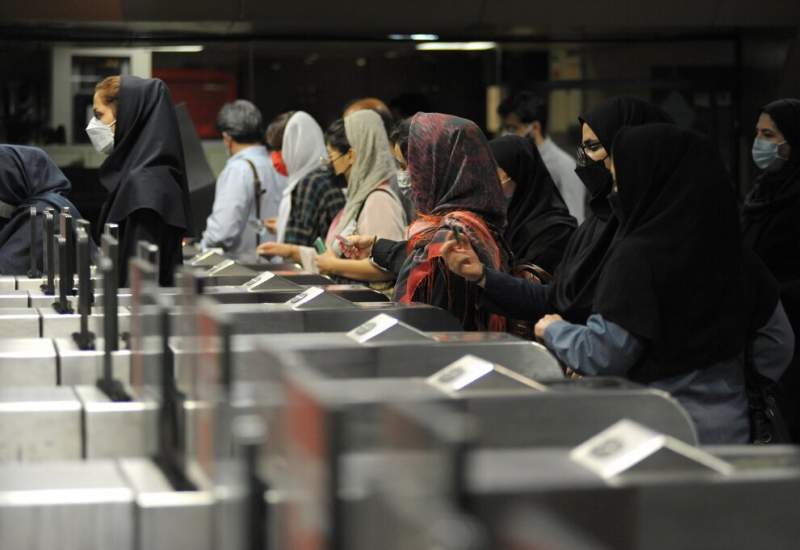 استقرار ۴۰۰ «حجاب‌بان» در مترو تهران توسط شهرداری / وظیفه این افراد تذکر لسانی، ممانعت از ورود به واگن‌های مترو و تحویل بد‌حجاب‌ها یا بی‌حجاب‌ها به پلیس است