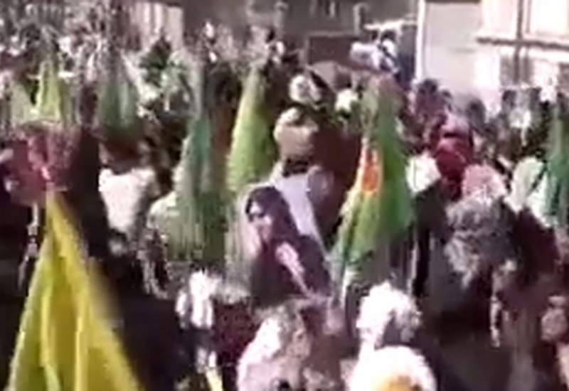 فیلم/ تصاویر مهسا امینی در دست معترضان سوریه؛ شعار علیه بشار اسد / حجاب زنان معترض سوریه را ببینید
