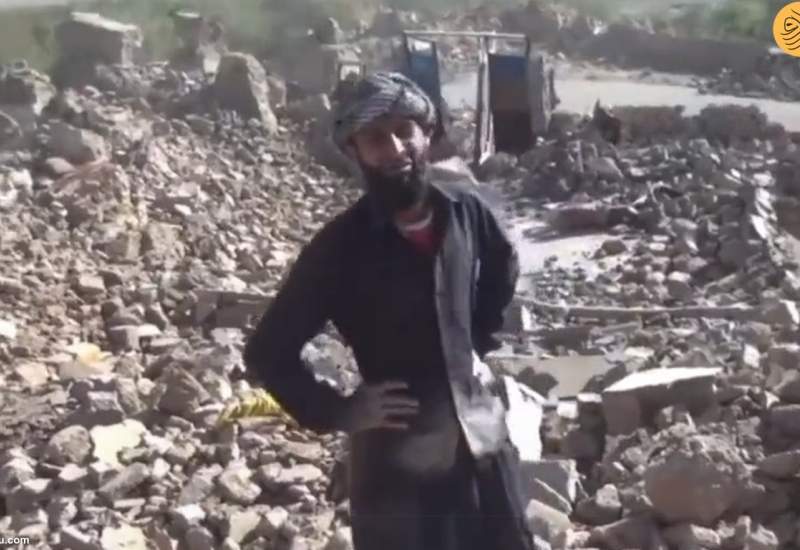 (فیلم) شیون مردی که ۱۴ عضو خانواده‌اش را در زلزله هرات از دست داد