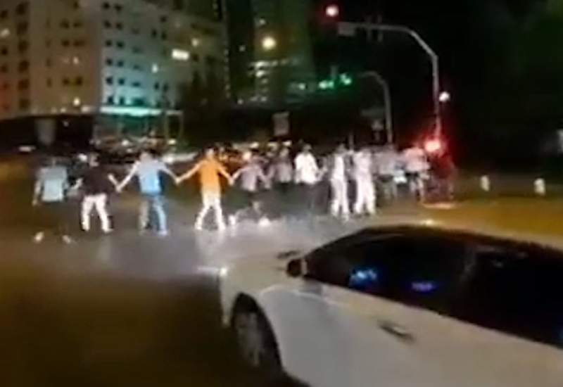 رقص آذری چند پسر ایرانی وسط خیابانهای تهران   +  فیلم