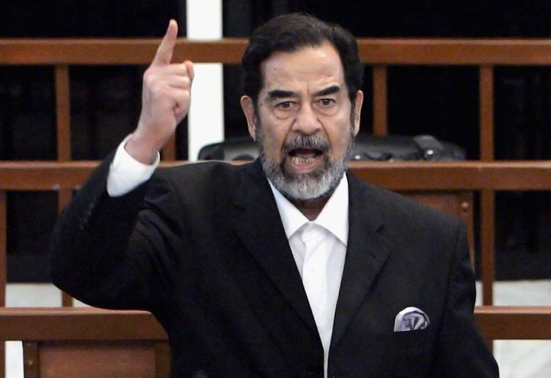 (فیلم) مشاجره لفظی صدام حسین در دادگاه با قاضی