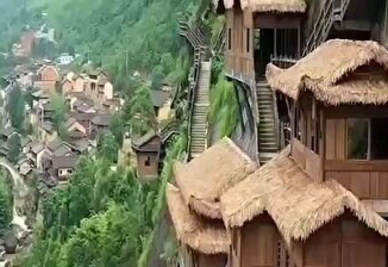 فیلم/ روستایی در چین با معماری عجیب / ساخت خانه‌های چوبی در سینه کوه