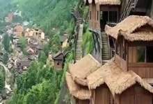 فیلم/ روستایی در چین با معماری عجیب / ساخت خانه‌های چوبی در سینه کوه