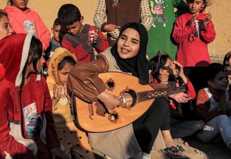 (فیلم) دختری که برای آوارگان فلسطینی می‌نوازد و می‌خواند