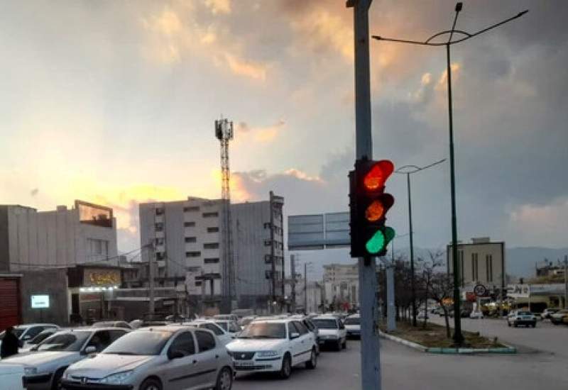 چراغ‌های راهنمایی و رانندگی شهر یاسوج دردسرآفرین هستند / چرا شهرداری کاری نمی‌کند؟ / مردم و پلیس سردرگم هستند