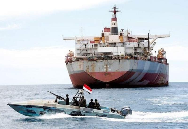 ادعای فرمانده ناوگان پنجم نیروی دریایی آمریکا: ایران مستقیماً در حملات حوثی‌ها به کشتی‌ها دست دارد