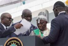 (فیلم) رئیس جمهور لیبریا در مراسم تحلیف غش کرد  