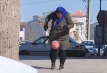 فیلم/  روپایی زدن یک خانم در خیابان‌های گیلان  <img src="https://cdn.kebnanews.ir/images/video_icon.png" width="11" height="10" border="0" align="top">