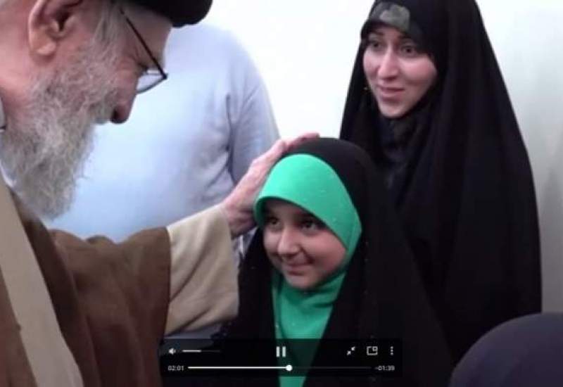 فیلم/  گفتگوی قرآنی رهبر انقلاب با دو دختر خردسال حافظ کل قرآن