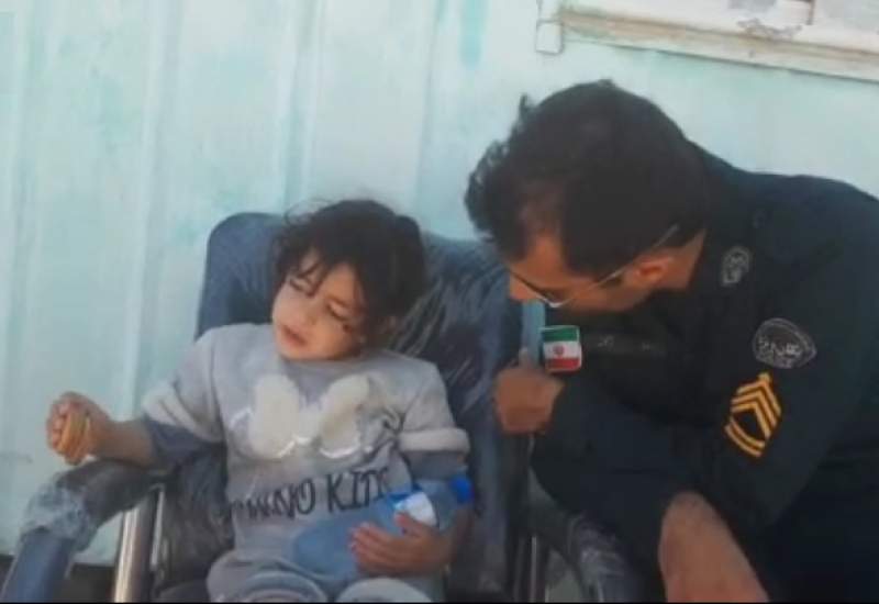 کودک گمشده یاسوجی در بندر دیلم به آغوش خانواده برگشت