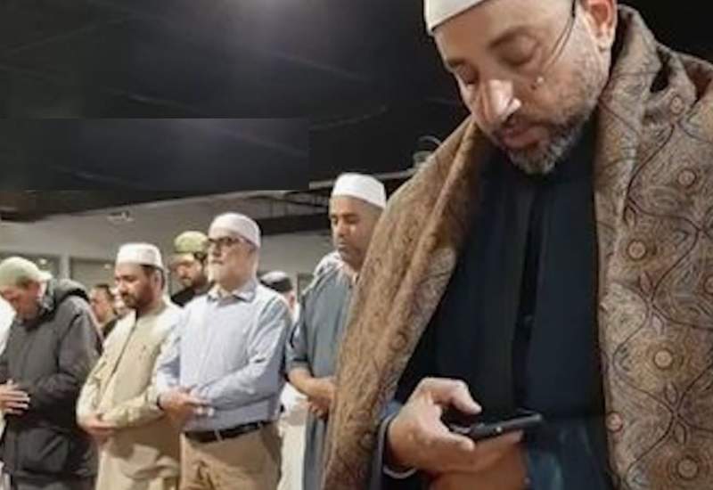 فیلم/ استفاده یک امام جماعت از موبایل در حین نماز
