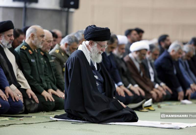 مهر و سجاده‌ رهبر انقلاب برای نماز عید فطر به چه کسی رسید؟ + عکس