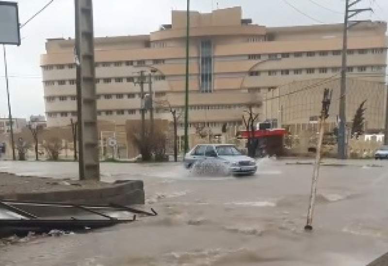 فیلم) شدت سیلاب در خیابان مشرف به بیمارستان جلیل و نحوه عبور عابر پیاده! / عجز و درماندگی شهرداری یاسوج از حل مسائل شهر  