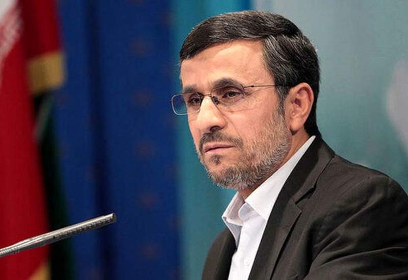 عکس | تصویر متفاوت محمود احمدی‌نژاد در حین پوشیدن جوراب