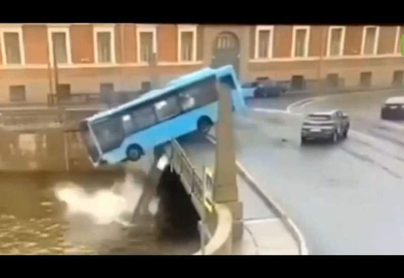 فیلم | لحظه وحشتناک سقوط اتوبوس با مسافر به رودخانه