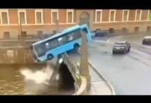 فیلم | لحظه وحشتناک سقوط اتوبوس با مسافر به رودخانه  
