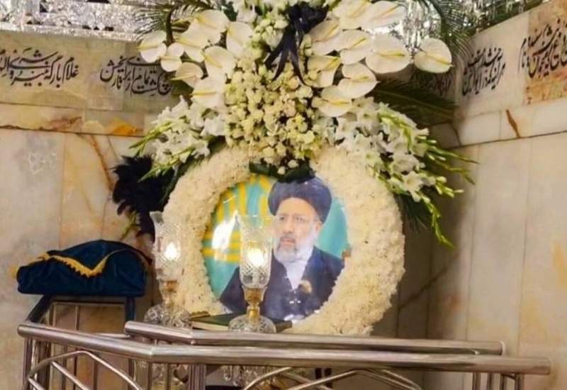 عکس| مصطفی خامنه‌ای فرزند ارشد رهبری در مراسم تدفین پیکر رئیس‌جمهور