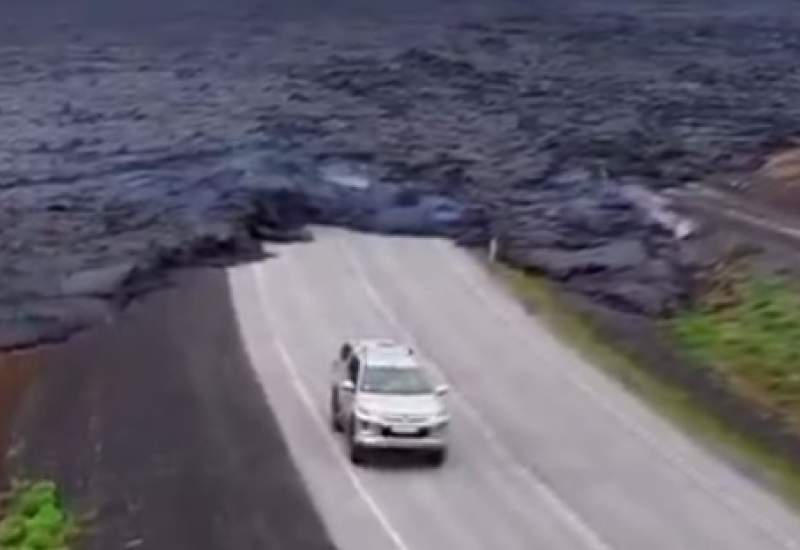  فیلم|  تصویری عجیب از جاده‌ای در ایسلند پس از فوران آتشفشان