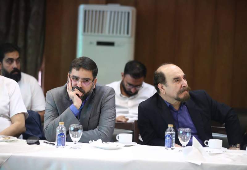 عکسی از آقای مجری در نشست انتخاباتی مسعود پزشکیان با اهالی فرهنگ و هنر