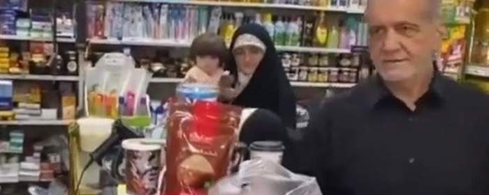 فیلم | مسعود پزشکیان با خانواده‌اش به سوپر مارکت رفت  