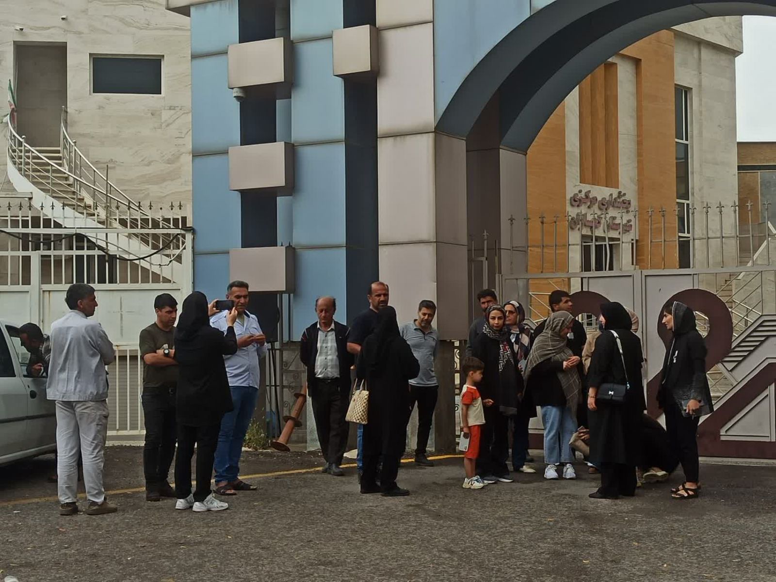 فیلم و تصاویر | وعده‌هایی که خانه نشد؛ تجمع ۱۲۸ خانوار گچسارانی به بلاتکلیفی طرح مسکن ملی / شتاب در اجرای طرح نهضت ملی مسکن در استان کهگیلویه و بویراحمد / تعیین تکلیف پیمانکاران کم‌کار