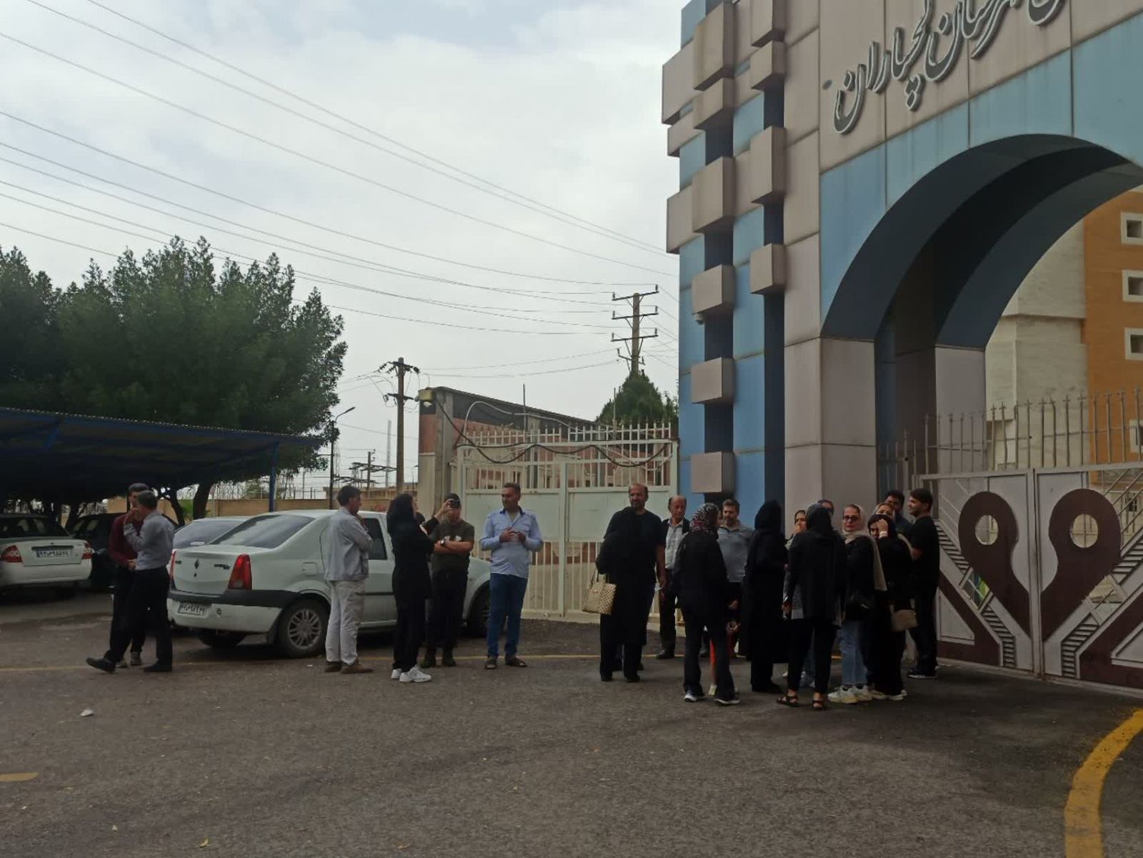 فیلم و تصاویر | وعده‌هایی که خانه نشد؛ تجمع ۱۲۸ خانوار گچسارانی به بلاتکلیفی طرح مسکن ملی / شتاب در اجرای طرح نهضت ملی مسکن در استان کهگیلویه و بویراحمد / تعیین تکلیف پیمانکاران کم‌کار