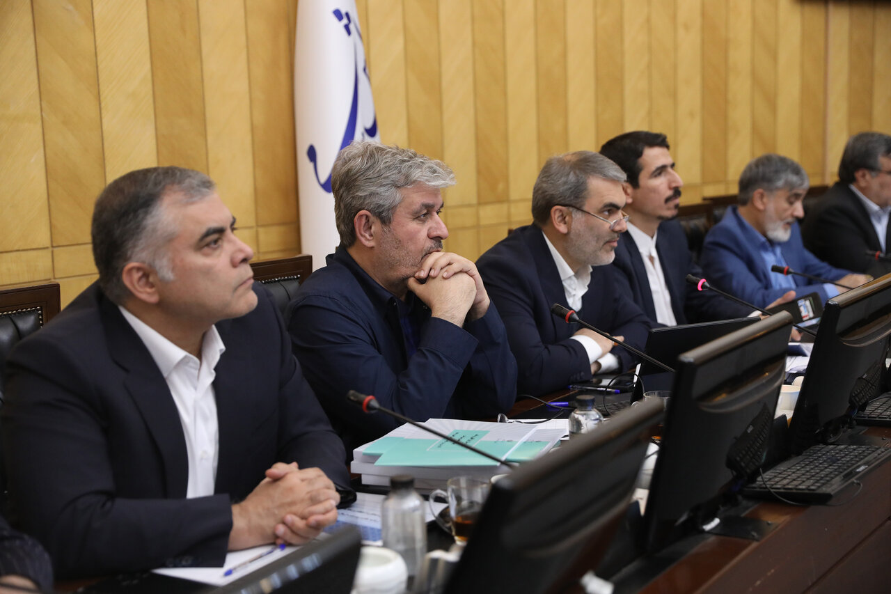 چرخه مالی حساب سرمایه‌گذاری نفت شفاف نیست  / وزارت نفت را مکلف کردیم باید مشخص شود قیمت تمام‌شده هر بشکه نفت در میادینی مثل آغاجاری، دارخوین و گچساران چقدر است؟