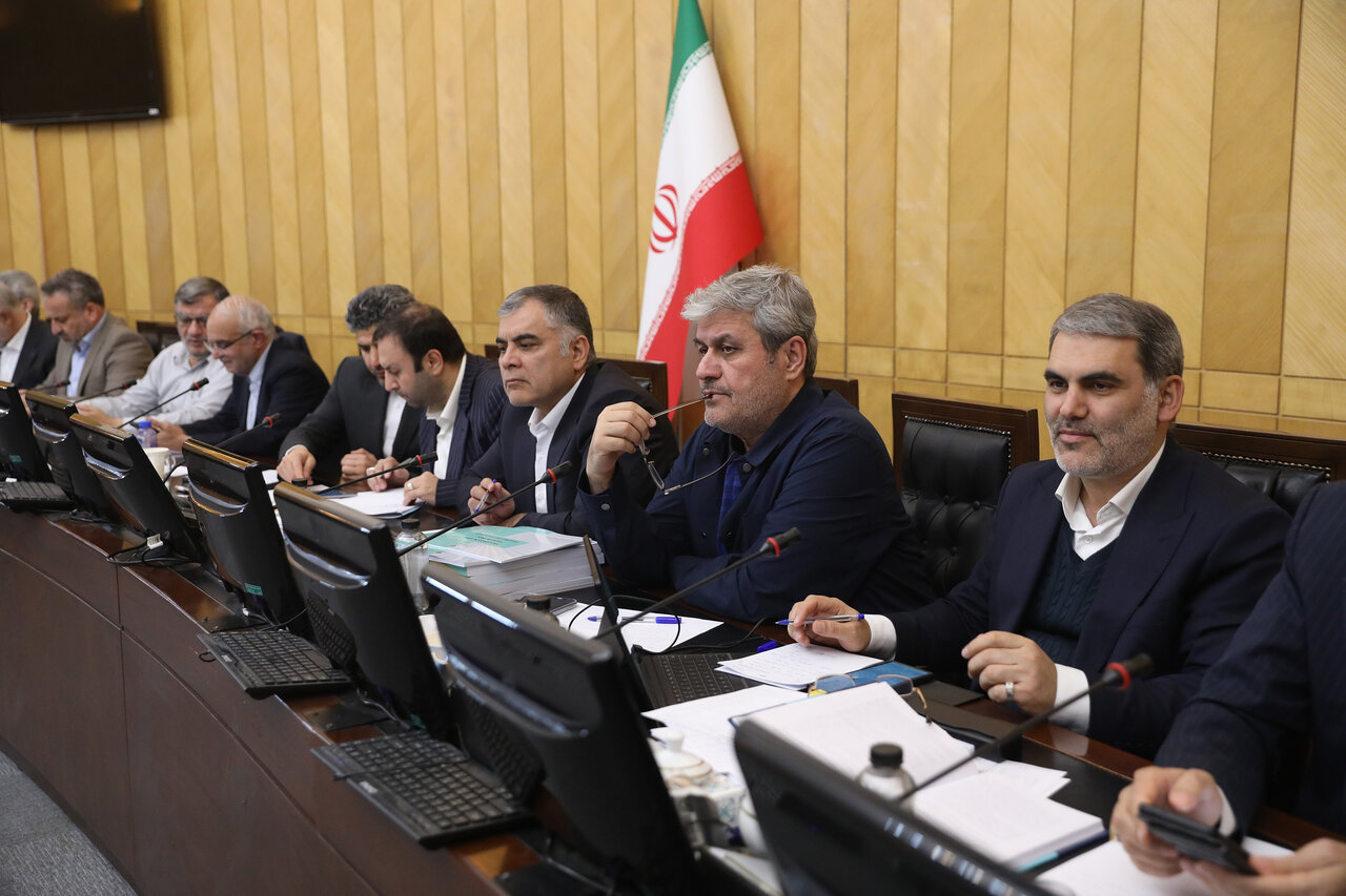 چرخه مالی حساب سرمایه‌گذاری نفت شفاف نیست  / وزارت نفت را مکلف کردیم باید مشخص شود قیمت تمام‌شده هر بشکه نفت در میادینی مثل آغاجاری، دارخوین و گچساران چقدر است؟