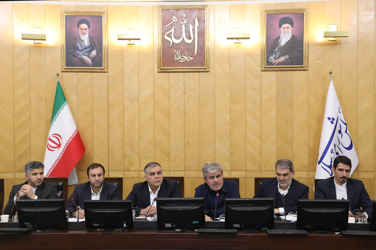 چرخه مالی حساب سرمایه‌گذاری نفت شفاف نیست  / وزارت نفت را مکلف کردیم باید مشخص شود قیمت تمام‌شده هر بشکه نفت در میادینی مثل آغاجاری، دارخوین و گچساران چقدر است؟