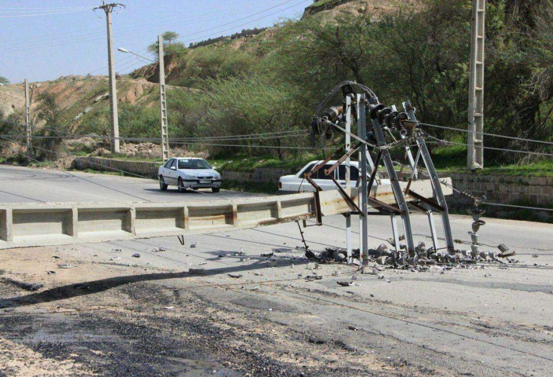 آتش‌سوزی در خیرآباد گچساران ۱۰ پایه برق را سرنگون کرد