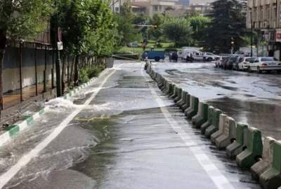 هدررفت آب در مرکز یاسوج؛ تضاد آشکار با بحران خشکسالی و کم‌آبی / شرکت آب و فاضلاب پاسخ‌گو باشد!