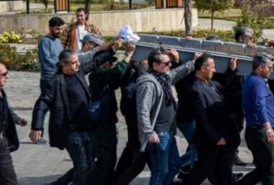 فیلم | حضور هنرمندان در مراسم خاکسپاری همایون ارشادی  <img src="https://cdn.kebnanews.ir/images/video_icon.png" width="11" height="10" border="0" align="top">