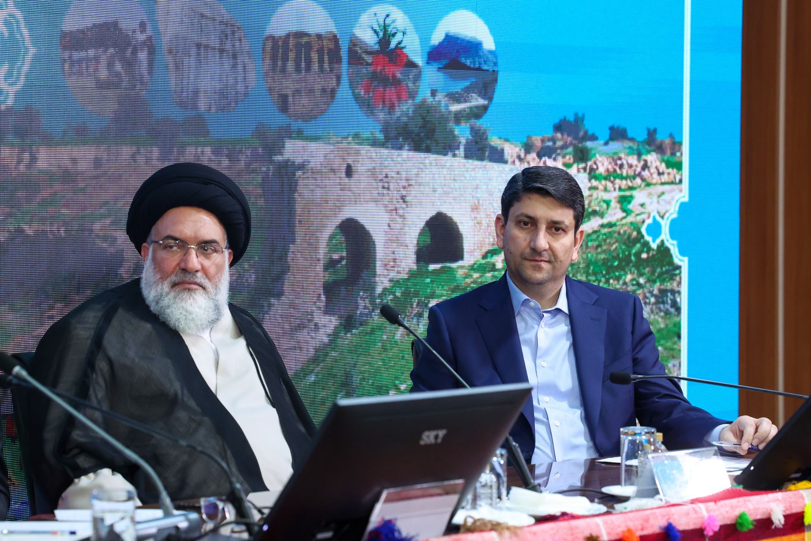 نظر پزشکیان در خصوص ریاست تاج‌گردون بر کمیسیون بودجه / تذکر به استاندار؛ هوا را خیلی گرم کردی! / دوستان مرا تحویل نمی‌گرفتند، امروز رئیس‌جمهورم