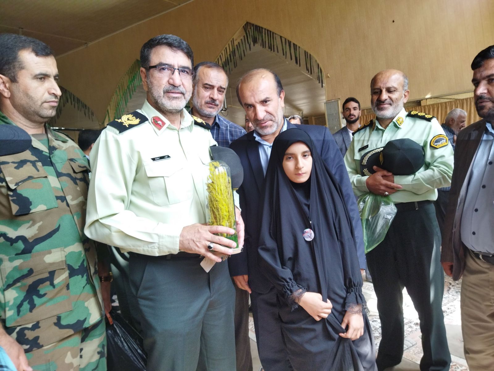 اهدای شاخه گل دختر یاسوجی به سردار مصطفایی، فرمانده نیروی انتظامی کهگیلویه و بویراحمد